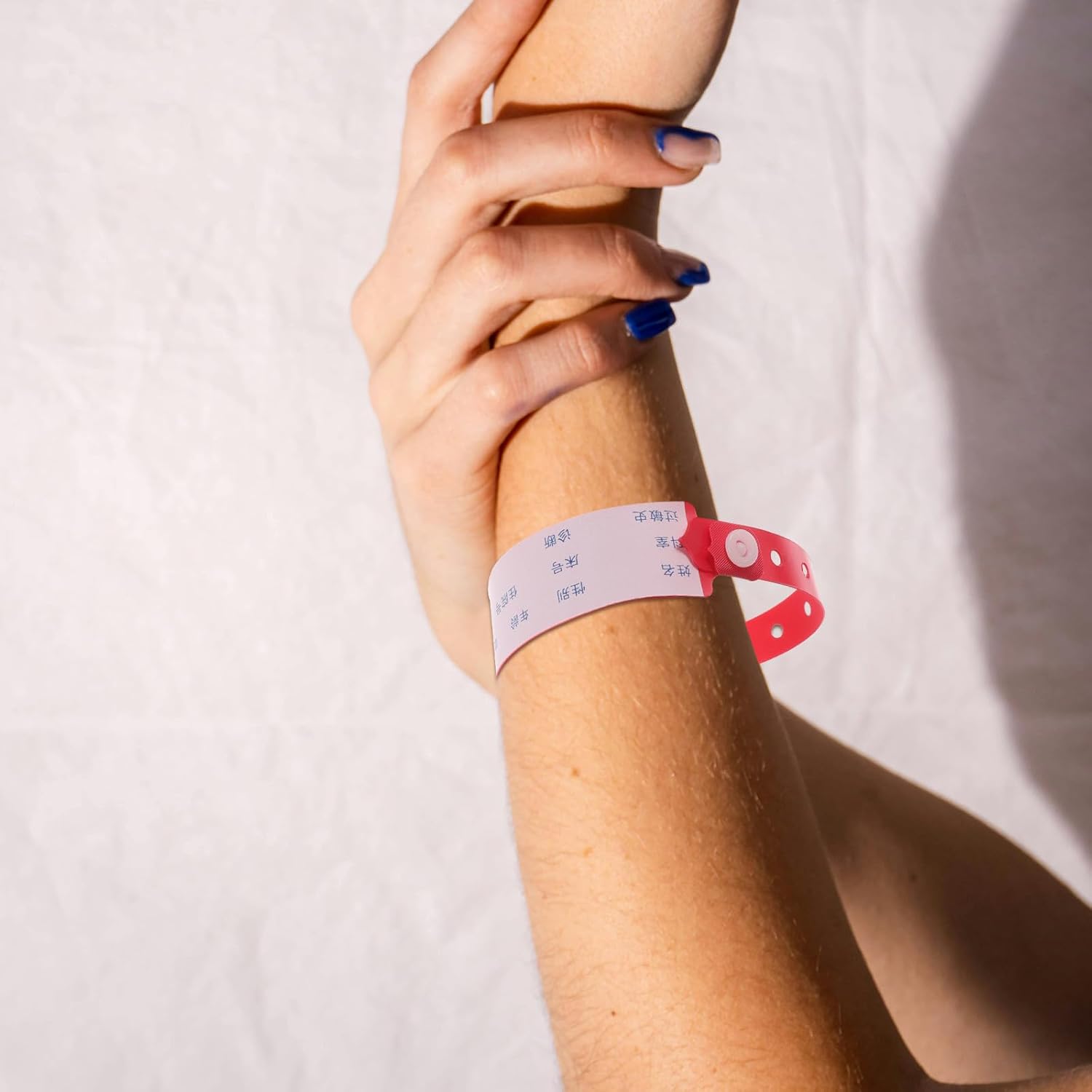 OSALADI Wiederverwendbar Armbänder mit Klarer Identifikation aus Pvc 100 Stück Rot für Erwachsene Krankenhausarmband für Krankenhausumgebungen und Veranstaltungen – Bild 5